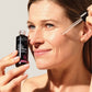  Mujer sonriente aplicando gotas del Sérum Booster con Ácido Hialurónico de Novexpert directamente en su mejilla con el gotero.