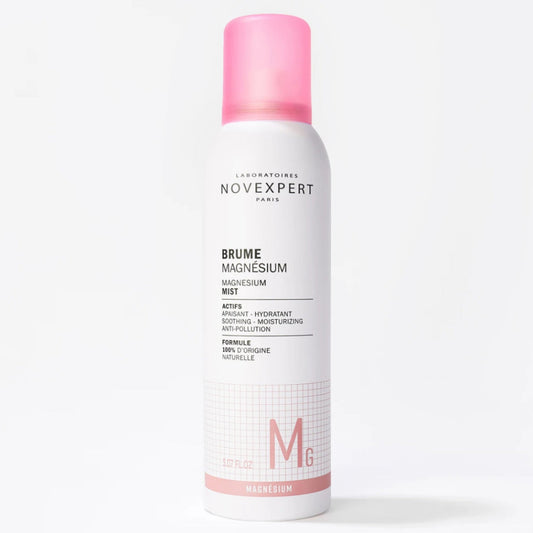 Envase blanco con tapón rosa de la Bruma de Magnesio de Novexpert sobre un fondo blanco limpio.