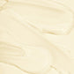 Muestra de la textura cremosa, ligera y de color beige claro de la crema de Vitamina C de MÁDARA.
