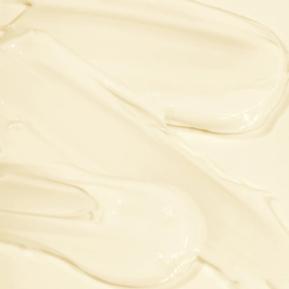 Muestra de la textura cremosa, ligera y de color beige claro de la crema de Vitamina C de MÁDARA.