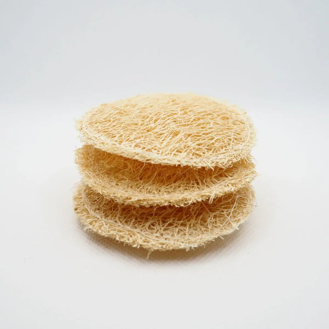 Tres discos exfoliantes faciales de luffa 100% natural, vegetal y biodegradable de la marca Iberluffa en Piperita Bio.