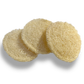 Primer plano de tres discos faciales de luffa natural para exfoliación y peeling facial de Iberluffa con fondo transparente.