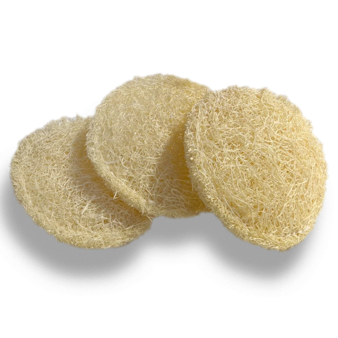 Primer plano de tres discos faciales de luffa natural para exfoliación y peeling facial de Iberluffa con fondo transparente.