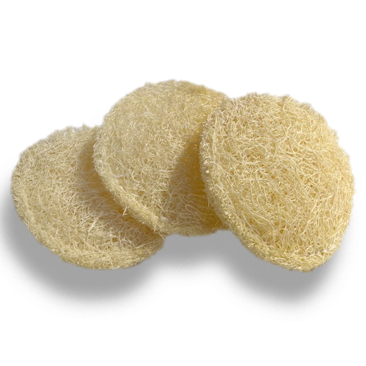 Primer plano de tres discos faciales de luffa natural para exfoliación y peeling facial de Iberluffa con fondo transparente.