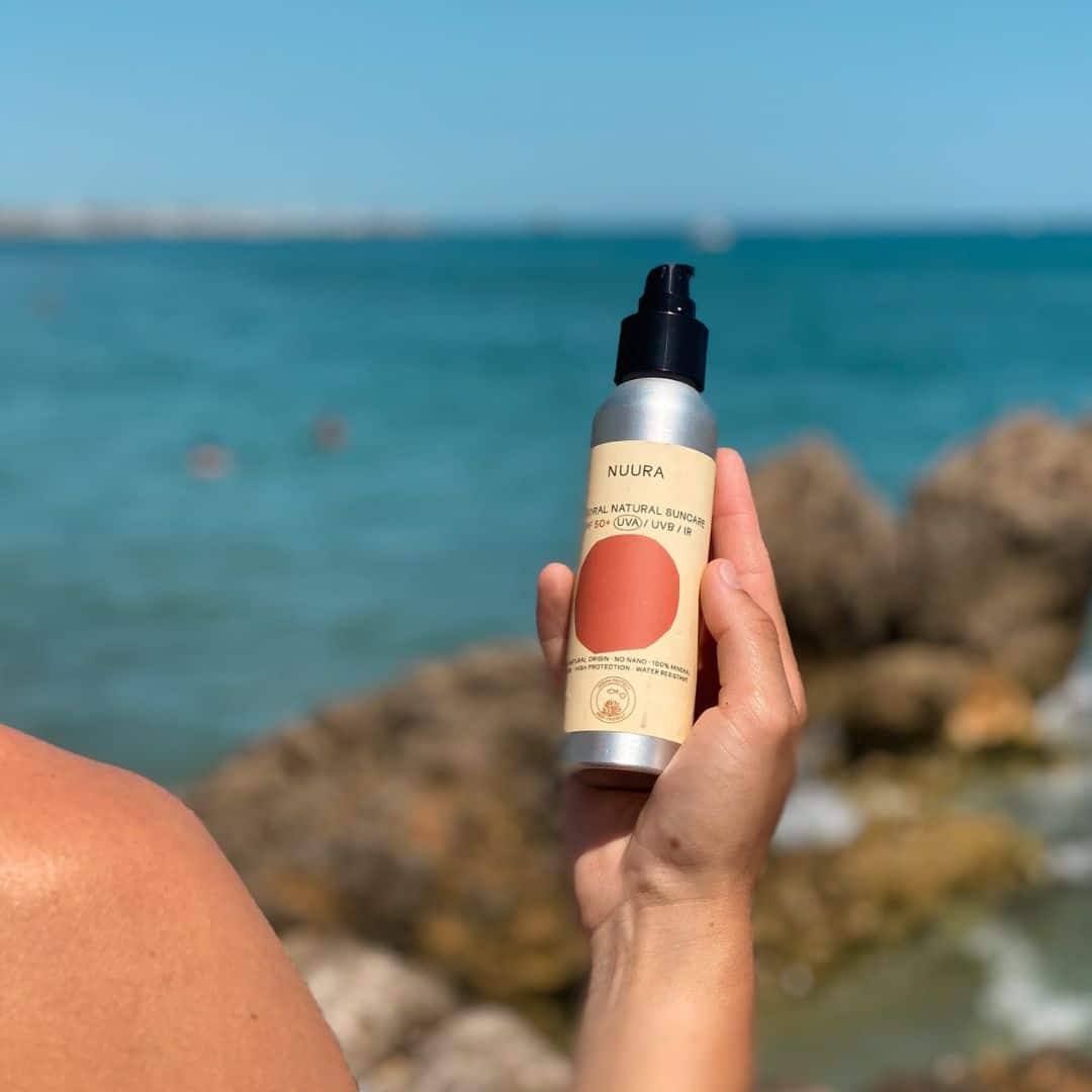 Aplicación de la emulsión solar fluida orgánica de Nuura en la playa