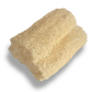 Esponja vegetal de luffa natural cortada en formato cilíndrico sobre un fondo transparente para baño y exfoliación de la piel.