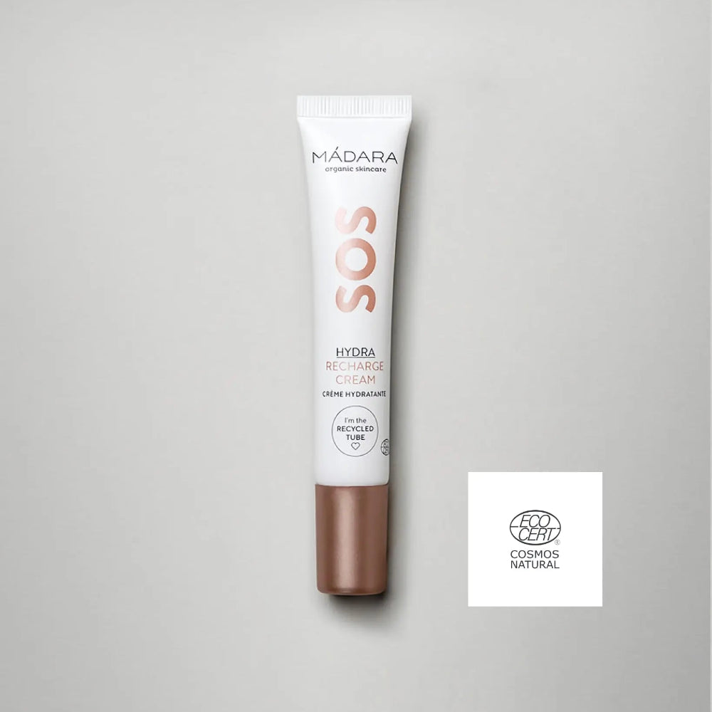 Crema hidratante facial Mádara SOS Hydra Recharge en su formato mini de 15ml con envase blanco sobre fondo neutro.