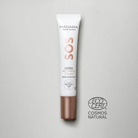 
Crema hidratante facial Mádara SOS Hydra Recharge en su formato mini de 15ml con envase blanco sobre fondo neutro.
