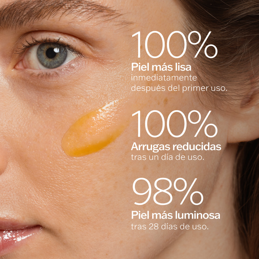 Textura del sérum de Vitamina C de Novexpert en el rostro de una modelo con datos de resultados: 100% piel más lisa, 100% arrugas reducidas y 98% piel más luminosa.