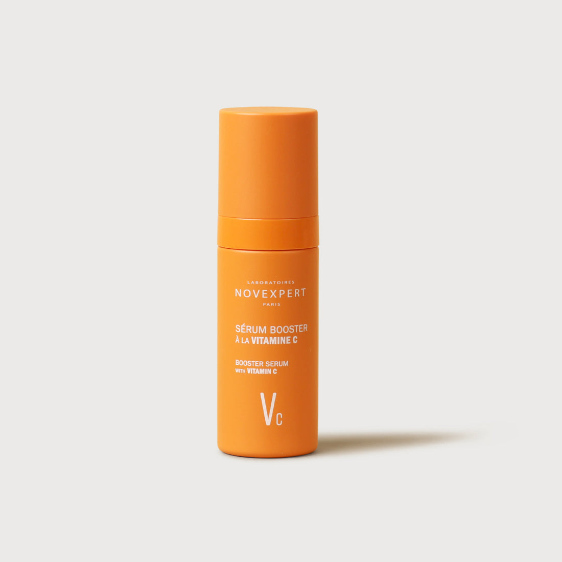 Frasco naranja del Sérum Booster con Vitamina C al 30% de Novexpert sobre fondo claro.