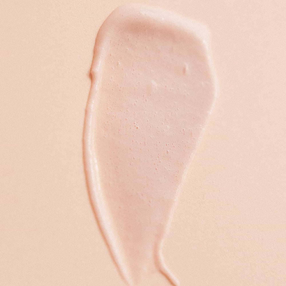 Muestra de la textura ligera y cremosa de color rosa suave de la crema hidratante facial Mádara SOS Hydra Recharge.